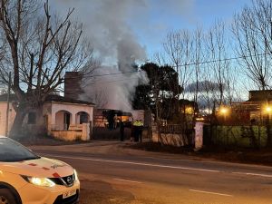 Incendi en un dipòsit de vehicles al pla de la masia