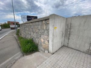 L’Ajuntament d’Òdena compensarà els avis a qui els van enderrocar el mur de casa sense haver-los avisat