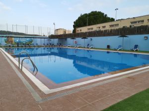 La Piscina Municipal pateix «reiterats episodis de defecació» que atempten contra la salut pública