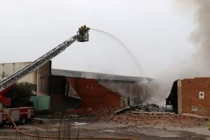 Els Bombers donen per estabilitzat l’incendi en la indústria de sabons d’Òdena