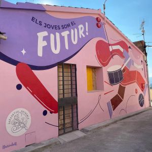 La façana del nou Espai Jove d’Òdena llueix un nou mural amb el lema ‘Els joves som el futur!’