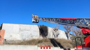 Els Bombers revisen l’estructura d’una nau a Òdena