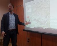 Pepe Singla davant un mapa del projecte can Morera